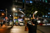 Une femme utilise des casseroles pour faire du bruit et dénoncer le coup d'Etat dans les rues de Rangoun, le 3 février 2021