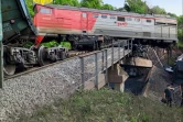Photo publiée par le parquet des transports interrégionaux de Moscou, le 1er juin 2025, montrant des opérations de secours sur le site de l'effondrement d'un pont ferroviaire dans la région de Koursk
