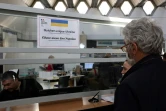 Des réfugiés ukrainiens au guichet d'admission à la Préfecture des Alpes Maritimes à Nice, le 24 mars 2022