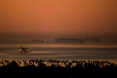 Des porte-conteneurs attendent leur entrée dans les ports de Los Angeles et de Long Beach à l'aube, le 15 octobre 2021