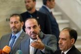 Le chef de la nouvelle délégation de l'opposition syrienne Nasr al-Hariri (au centre), lors d'une conférence de presse pendant une précédente session de négociations à Genève le 19 mai 2017