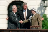 Poignée de main historique entre le dirigeant palestinien Yasser Arafat et le Premier ministre israélien Yitzhak Rabin sous les auspices du président américain Bill Clinton après la signature des accords d'Oslo, le 13 septembre 1993 à Washington