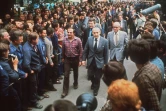Le vice-premier ministre polonais Mieczyslaw Jagielski (d) quitte le chantier naval Lénine après la signature de l'accord final entre le gouvernement et les grévistes, le 31 août 1980 à Gdansk