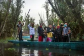 Des catcheurs sur une barque à Xochimilco, aux environs de Mexico, le 1er août 2020