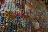 Des décorations faites à partir de bouteilles en plastique recyclées sur un mur de la Coconut School, le 1er octobre 2018 à Kirirom, au Cambodge
