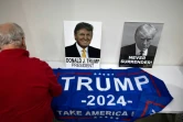 Un homme dépose une bannière de soutien à Donald Trump sur une table avant l'arrivée de l'élue républicaine Marjorie Taylor Greene à un événement pro-Trump à Keokuk, dans l'Iowa, le 4 janvier 2024