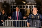 L'ancien président américain Donald Trump s'adresse aux médias après avoir quitté la salle d'audience lors de son procès au tribunal pénal de Manhattan, le 19 avril 2024 à New York