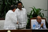 Le ministre cubain des Affaires étrangères Bruno Rodriguez Parrilla (G) serre la main au chef négociateur de la partie des Farc, Ivan Marquez (C) à côté du chef négociateur de la partie gouvernementale, Humberto de la Calle après avoir signé un nouvel accord à La Havane le 12 novembre 2016