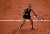 La Grecque Maria Sakkari célèbre sa victoire contre Iga Swiatek en dans son quart de finale de Roland-Garros, le 9 juin 2021 à Paris. 