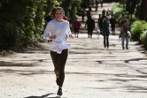 Une joggeuse et des promeneurs à Melbourne le 27 septembre