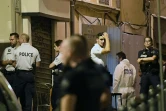 Experts et policiers devant le bar où deux hommes ont tués par balles le 6 septembre 2016 à Marseille