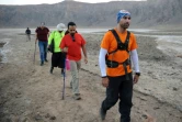 Des randonneurs s'approchent du cratère volcanique d'Al Wahbah, à quelque 360 km au nord-est de Jeddah, en Arabie saoudite, le 17 novembre 2017