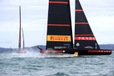 Luna Rossa coupe en vainqueur la ligne d'arrivée virtuelle de la 2e régate de la Coupe de l'America le 10 mars 2021 dans la baie d'Auckland