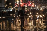 Un homme allume une bougie pour la fête des lumières à Lyon le 8 décembre 2015
