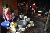 Des femmes font la vaisselle dans un restaurant de Mawlynnong, dans le nord-est de l'Inde, le 8 novembre 2015