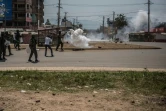 Des policiers kenyans tirent des gaz lacrymogènes contre des manifestants protestant contre les résultats de l'élection présidentielle, à Kisumu le 9 août 2017 
