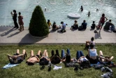 Des personnes se rafraîchissent dans un bassin au Trocadéro à Paris le 24 juin 2019