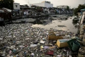 Un cours d'eau pollué par le plastique à Manille, le 13 mai 2018