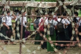 Des élèves devant l'entrée d'une école, le 1er juin 2021 à Sittwe, dans l'Etat de Rakhine, en Birmanie