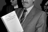 L'écrivain Jean Raspail et son livre "Moi, Antoine de Tounens, roi de Patagonie", Grand Prix du roman de l'Académie française, le 5 novembre 1981 à Paris