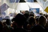Une foule se bouscule dans la galerie d'art Same où le vol des oeuvres est permis, le 9 juillet 2020 à Tokyo 