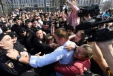 Des policiers russes tentent d'arrêter l'opposant Alexeï Navalny lors d'une manifestation contre le président Vladimir Poutine, le 5 mai 2018 à Moscou