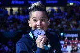 La Française Mélanie Hénique et sa médaille d'argent du 50 m papillon aux Mondiaux de natation, le 24 juin 2022 à Budapest 