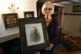 Melanie Henwood pose avec le portrait de son arrière grand-père Enoch Davis, combattant de la Première Guerre mondiale, dans son domicile de Hartwell en Angleterre, le 10 octobre 2018.