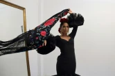 Virginia Cuaresma essaie une robe de flamenco noire dans l'atelier du couturier espagnol Luis Fernandez, le 8 avril 2024 à Séville