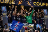 Les joueurs du PSG avec le trophée de la Coupe de la Ligue, le 1er avril 2017 au Parc OLà Lyon après la victoire 4-1 sur Monaco