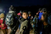 Des migrants sud-américains arrivant illégalement du Mexique débarquent d'un bateau pneumatique sur la rive américaine du Rio Grande, à Roma, au Texas, le 28 mars 2021