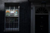 Des images d'arc-en-ciel, symbole d'espoir, sur les fenêtres du 10 Downing Street, à Londres le 26 avril 2020