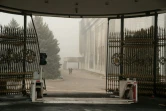 Le portail enfoncé et la façade noircie d'un bâtiment officiel d'Almaty (Kazakhstan) ne 6 janvier 2022, pris d'assaut par les manifestants la veille
