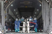 Vérification des équipements médicaux dans un Airbus A400M avant l'évacuation de plusieurs malades depuis Matoury, près de Cayenne, vers les Antilles françaises, le 28 juin 2020