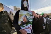 Un homme montre un portrait du général iranien Qassem Soleimani, tué en janvier par une frappe américaine en Irak, lors de l'anniversaire de la Révolution islamique, le 11 février 2020 à Téhéran