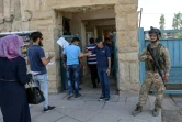 Un soldat irakien garde l'entrée de l'université de Mossoul où les étudiants vont passer leurs examens le 13 juin 2017
