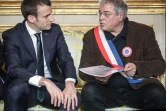 Le président Emmanuel Macron (g) et Vanik Berberian (d), président de l'Association des maires ruraux de France, lors d'une réunion à l'Elysée, le 14 janvier 2019 à Paris