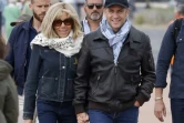 Le président Emmanuel Macron et son épouse Brigitte Macron se promènent le long de la plage au Touquet, le 29 juin 2024 dans le Pas-de-Calais