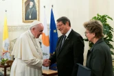 Photo diffusée par le service de presse du Vatican montrant le pape François (G) rencontrant le président chypriote Nicos Anastasiades (C) au palais présidentiel à Nicosie le 2 décembre 2021