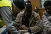 Un migrant montre à un infirmier bénévole les engelures de ses mains après sa tentative de franchir la frontière franco-italienne, le 13 janvier 2018 à Bardonecchia