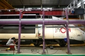 Un employé travaille sur un TGV INOUI sur le site d'Alstom à Belfort, dans l'est de la France, le 26 mai 2021