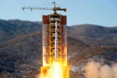 Photo fournie le 7 février 2016 par l'agence officielle nord-coréenne montrant le décollage d'une fusée emportant un satellite depuis un endroit non précisé