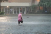 Un homme marche dans une rue innondée de la ville de Gulf Shores, dans l'Alabama, le 15 septembre 2020