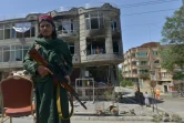 Un taliban armé devant un temple sikh cible d'une attaque du groupe Etat islamique (EI), le 18 juin 2022 à Kaboul, en Afghanistan