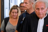 Cécile Bourgeon (G), la mère de Fiona, arrive aux côtés de son avocat Me Gilles-Jean Portejoie le 5 septembre 2016 au tribunal de Riom
