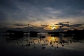 Un homme sur un bateau sur le lac de Maracaibo, dans le nord-ouest du Venezuela, le 5 septembre 2021