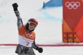 La Tchèque Ester Ledecka poing  levé après sa victoire en slalom géant parallèle de snowboard aux JO, le 24 février 2018 à  Pyeongchang 