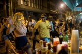 Touristes et habitants locaux dansent dans le quartier Quilombo Pedra do Sal à Rio de Janeiro, au Brésil, le 18 décembre 2017