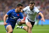 Le demi de mêlée français Baptiste Couilloud (g) marque le premier essai contre l'Ecosse, le 5 août 2023 à Edimbourg