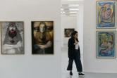 Une femme marche à côté d'une oeuvre de Niloufar Banisadr le 12 juin 2018 à Art Basel à Bâle en Suisse